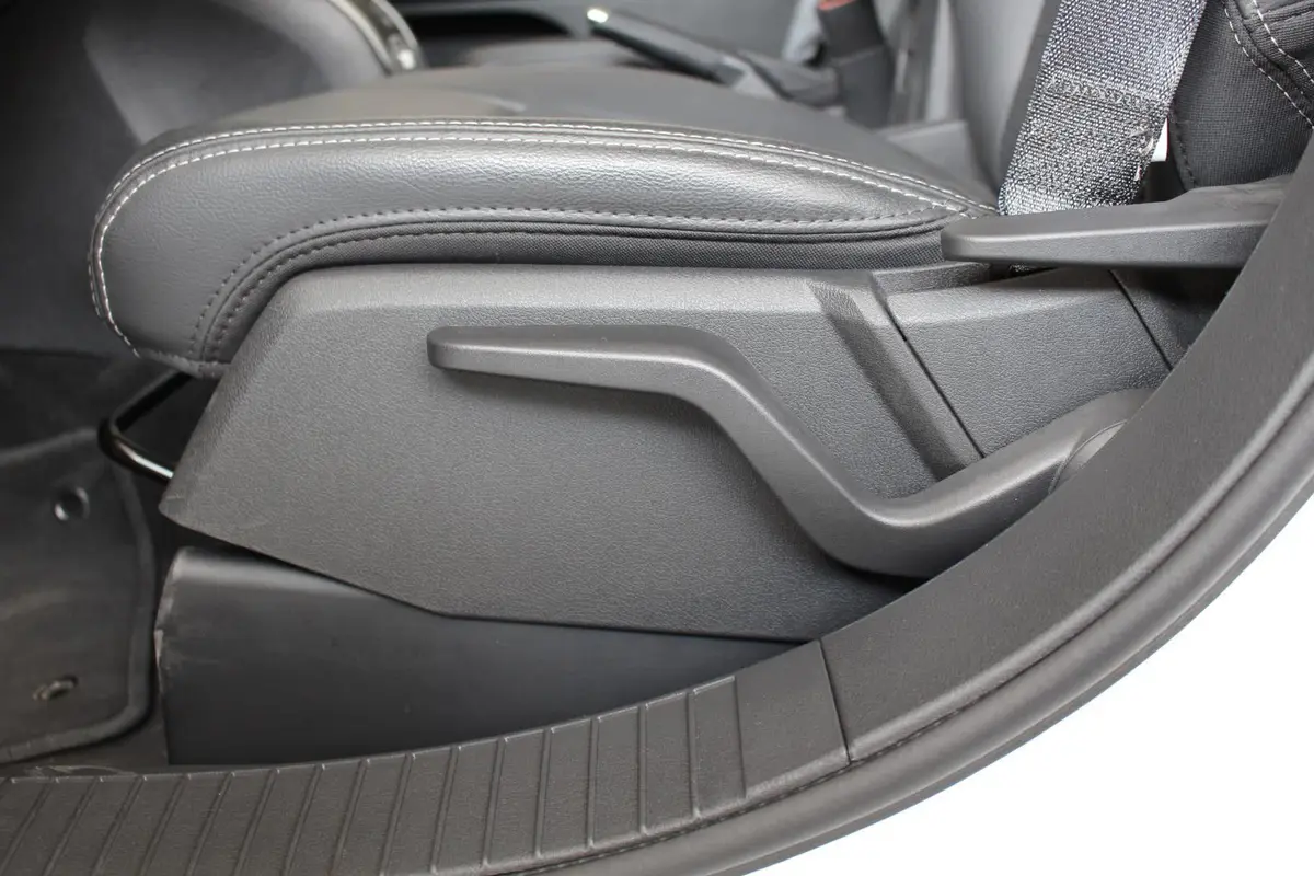 指南者(进口)2.4L 自动 舒适版座椅调节键