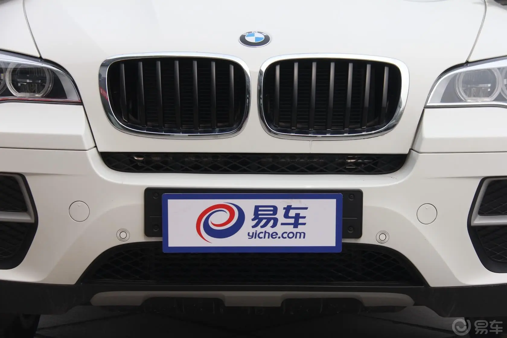 宝马X6xDrive35i 中东版前格栅侧俯拍