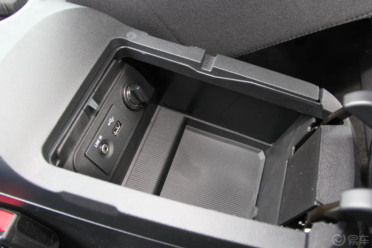 Mustang2.3L 手自一体 运动版 平行进口 美规前排中央扶手箱空间