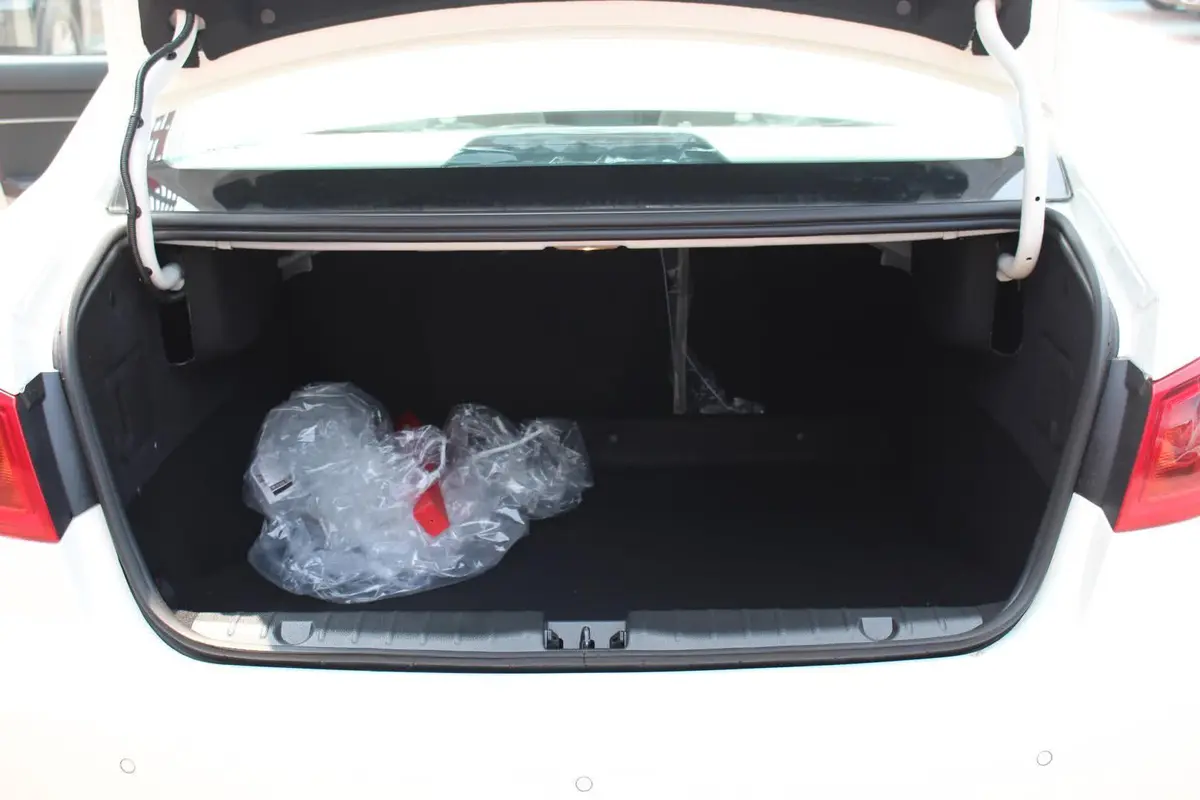绅宝D501.5L 手动 舒适超值导航版行李箱空间