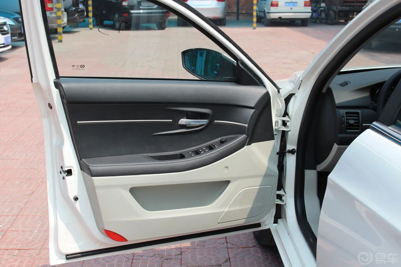 绅宝D501.5L 手动 舒适超值导航版驾驶员侧车门内门板