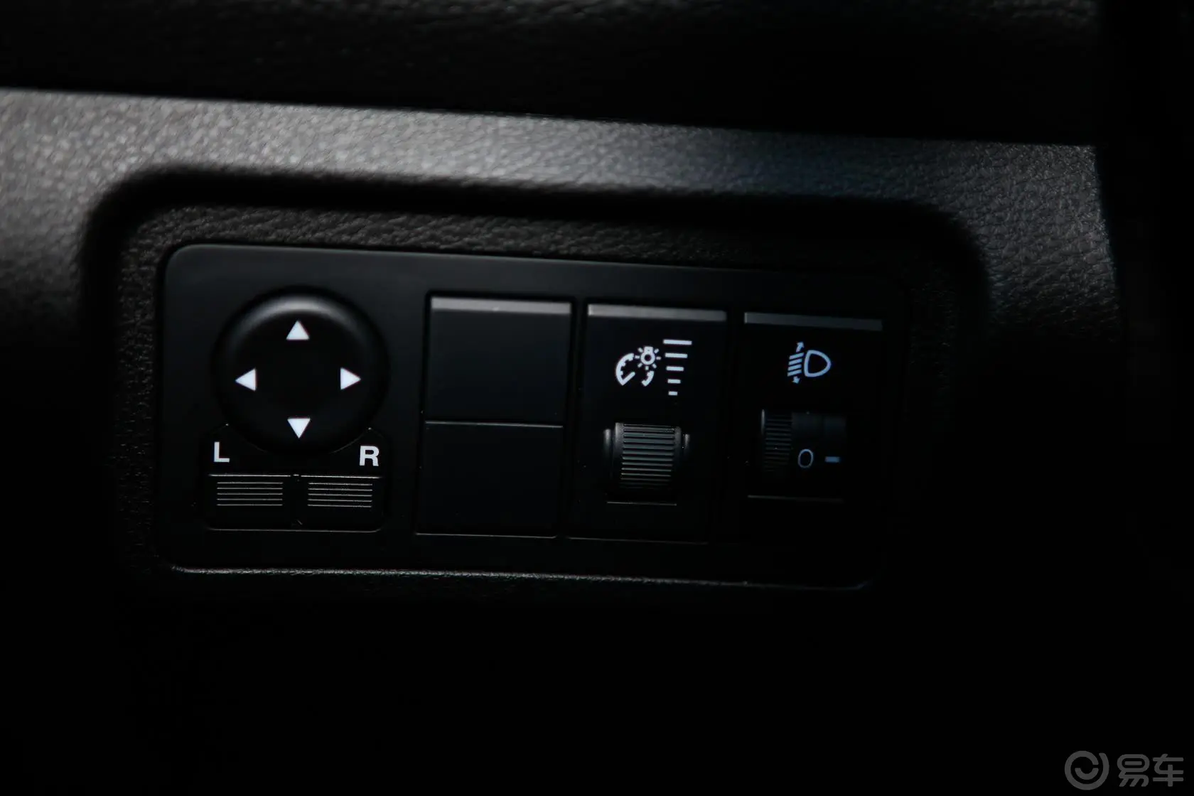 圣达菲1.5T 手动 两驱 豪华型 汽油外后视镜控制键