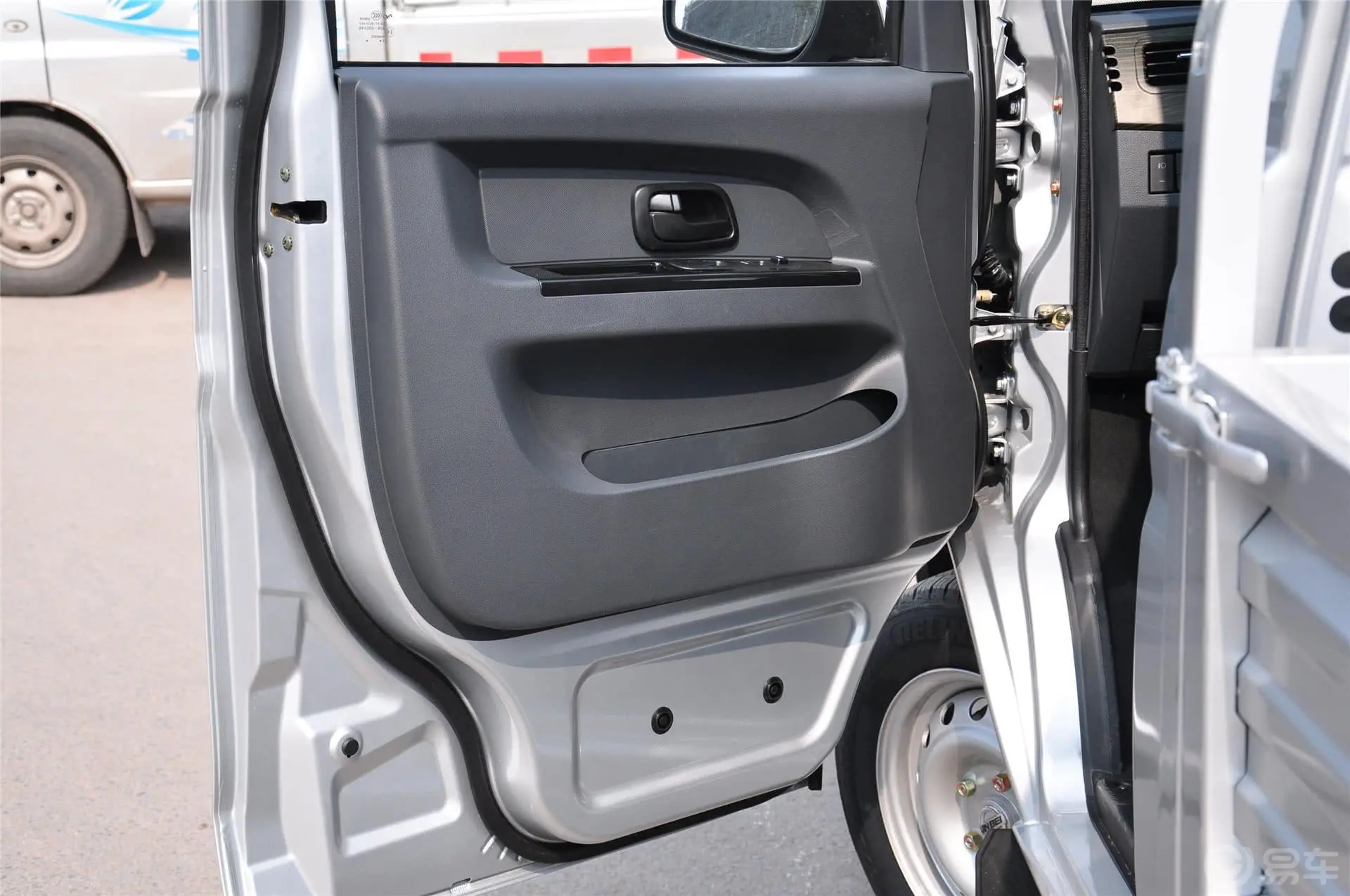 金杯T31.3L 手动单排舒适型驾驶员侧车门内门板