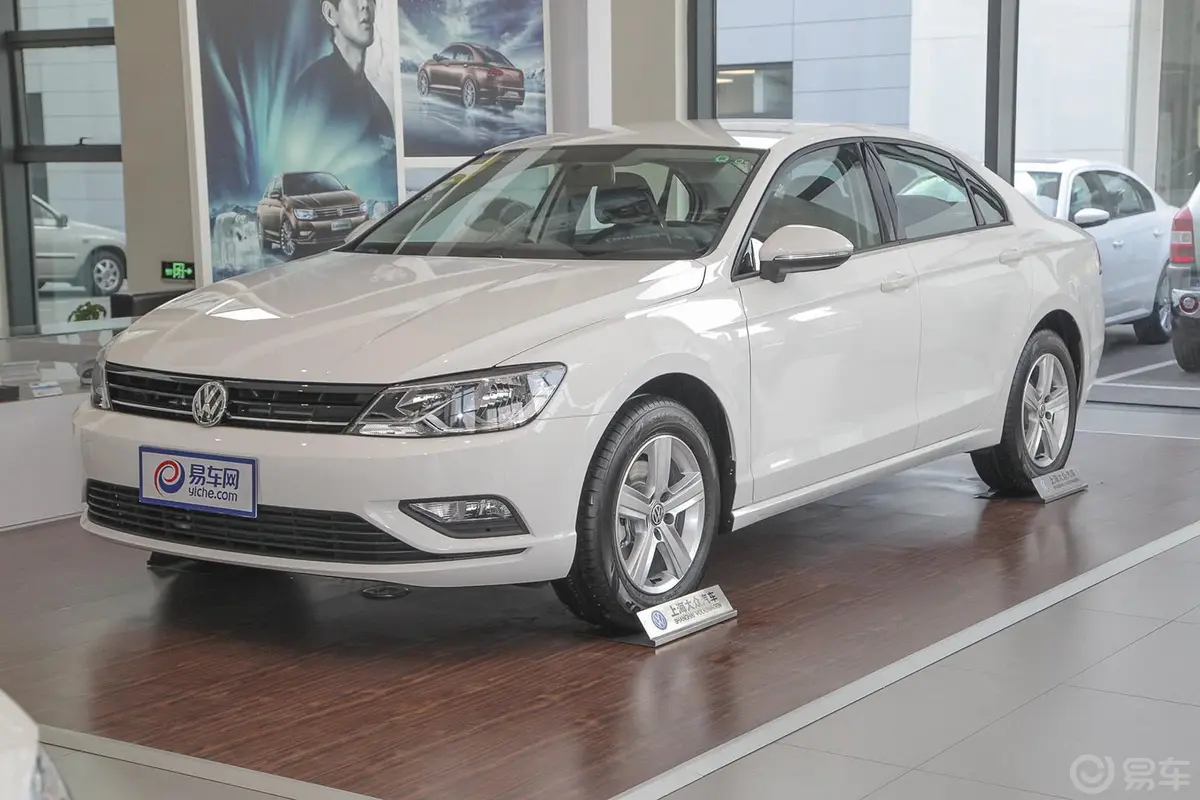 凌渡1.4T DSG 230TSI 风尚版侧前45度车头向左水平