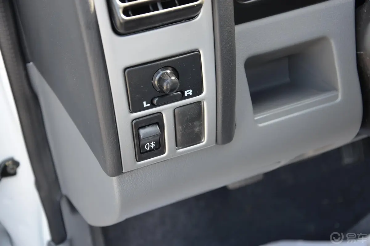 锐骐2WD ZG24汽油标准版 国V外后视镜控制键