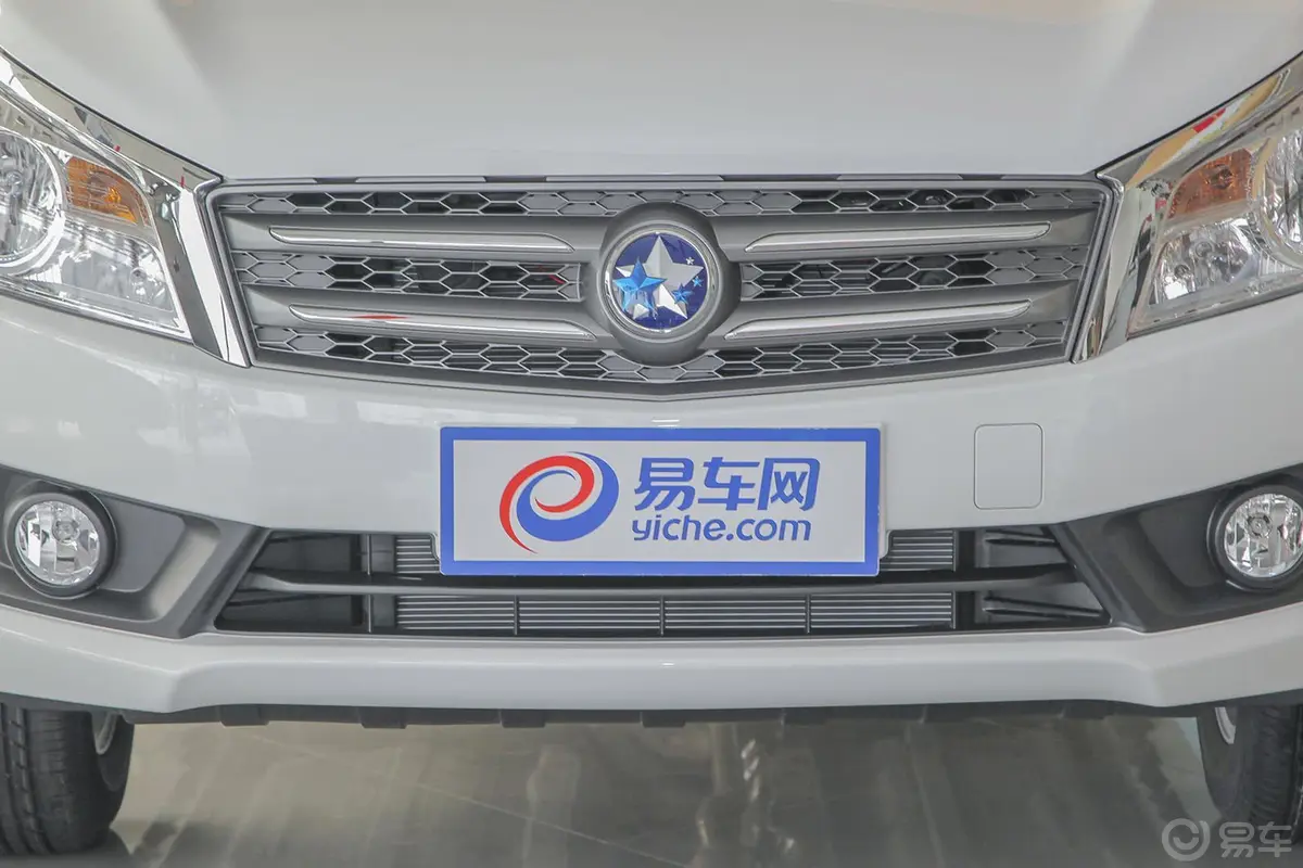 启辰T702.0L CVT 睿行版前格栅侧俯拍