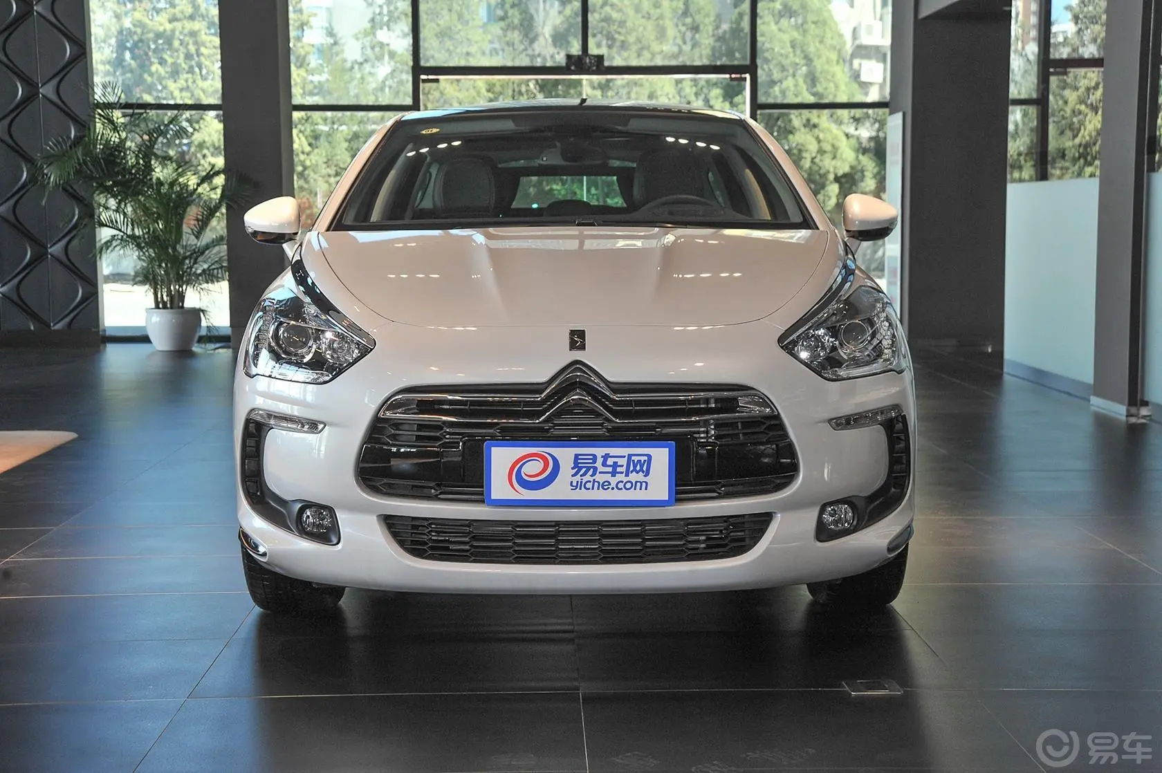 DS 51.6T 手自一体 THP200 豪华版正前水平