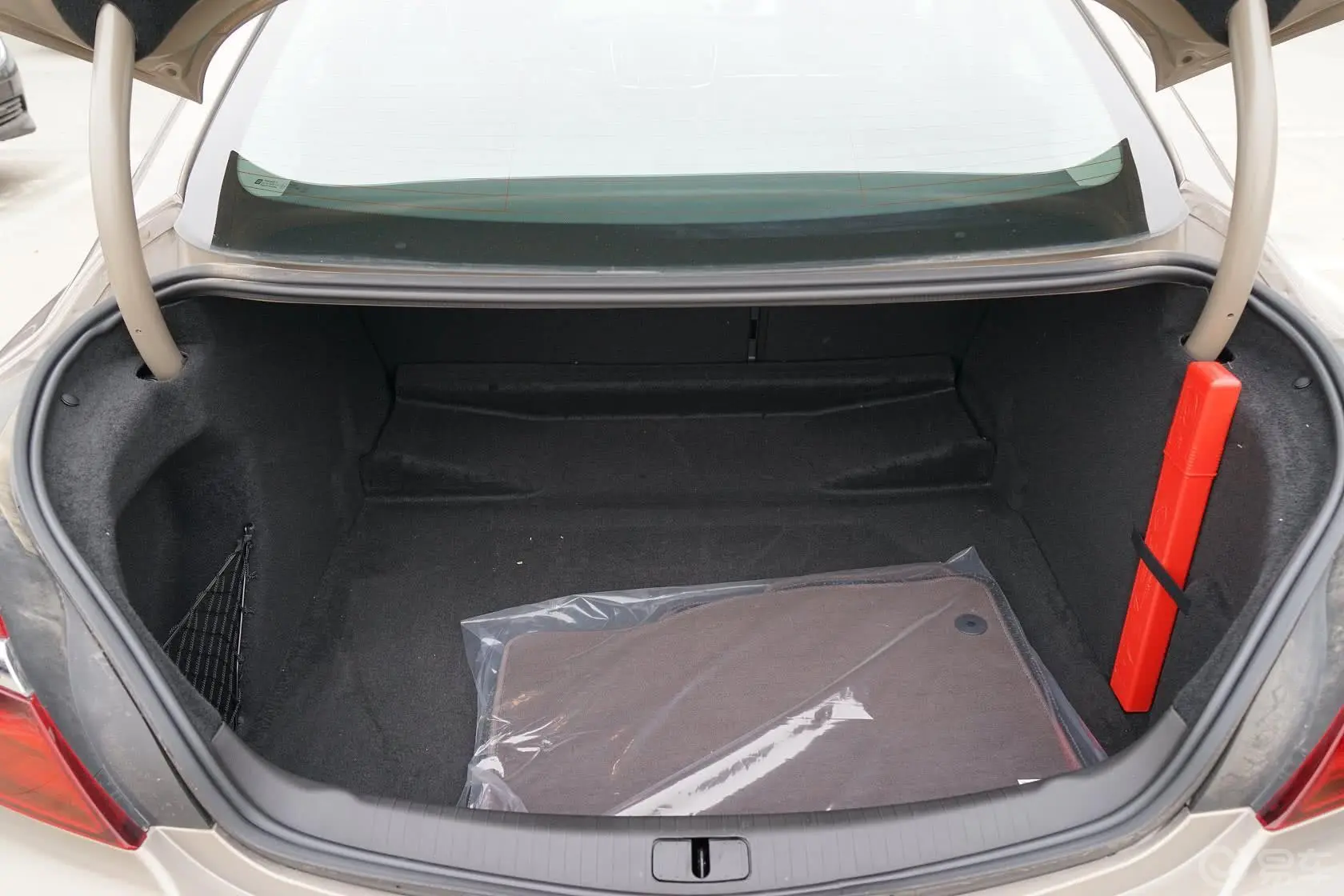 君威1.6T 手自一体 时尚技术版行李箱空间