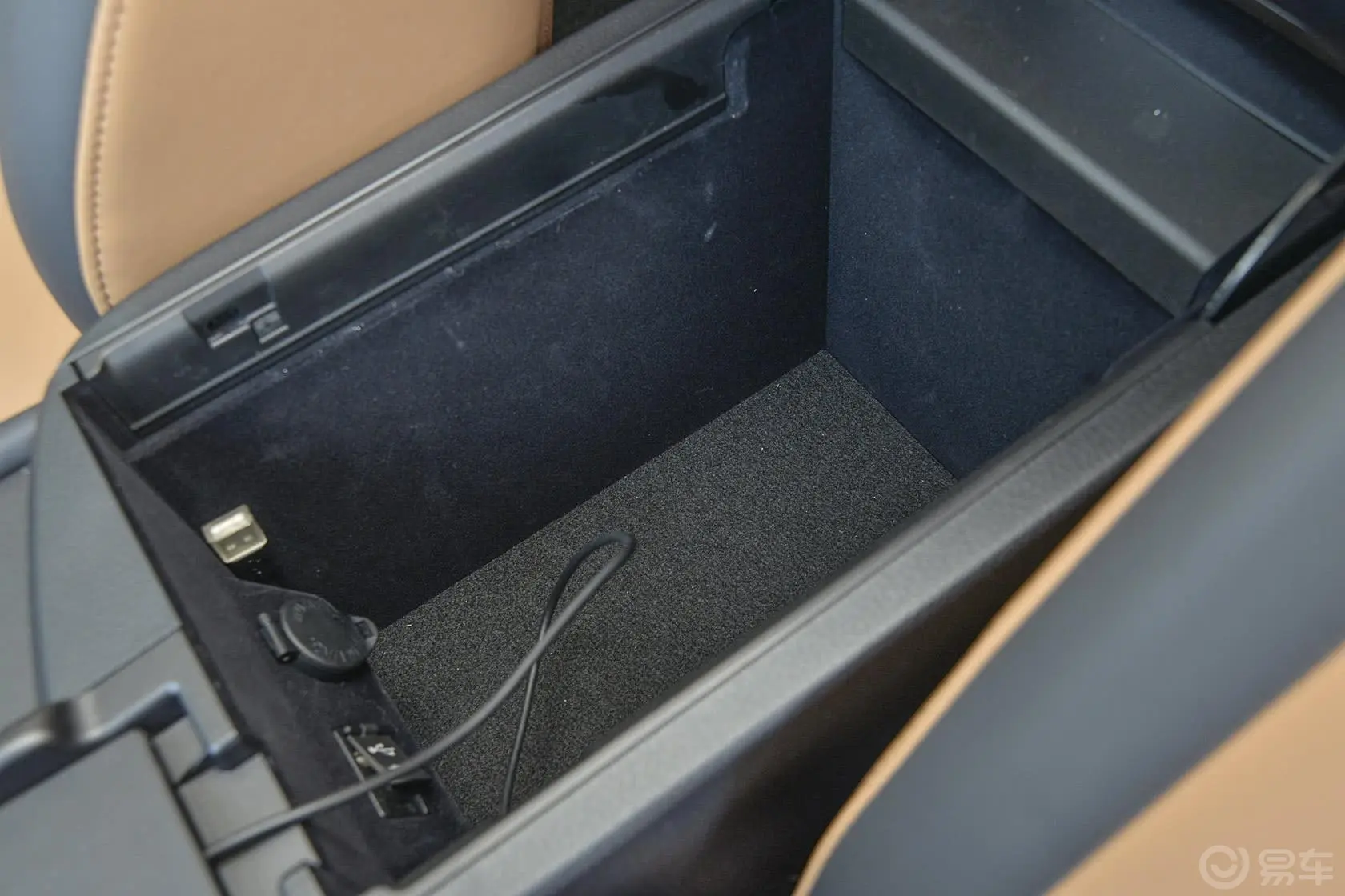 雷克萨斯NX200 锋尚版前排中央扶手箱空间