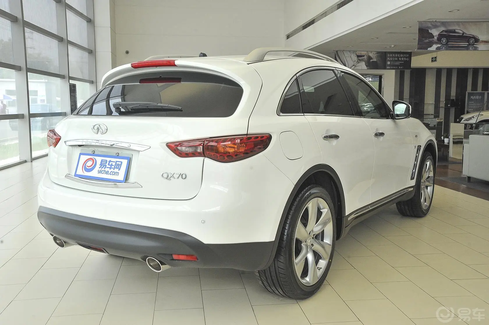 英菲尼迪QX703.7L 手自一体 标准版侧后45度车头向右水平