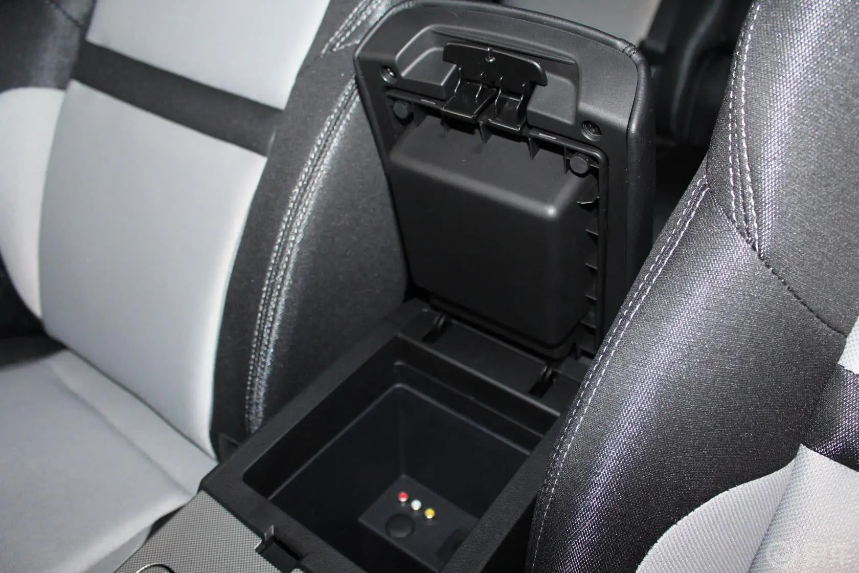 优6 SUV1.8T 魅力型前排中央扶手箱空间