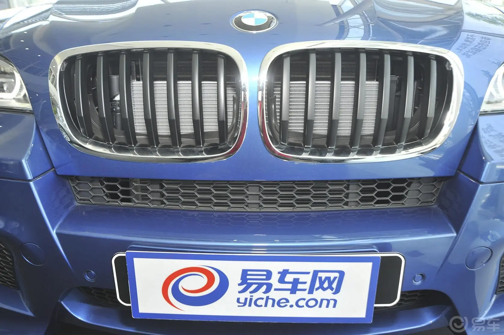 宝马X6 M4.4L V8前格栅侧俯拍