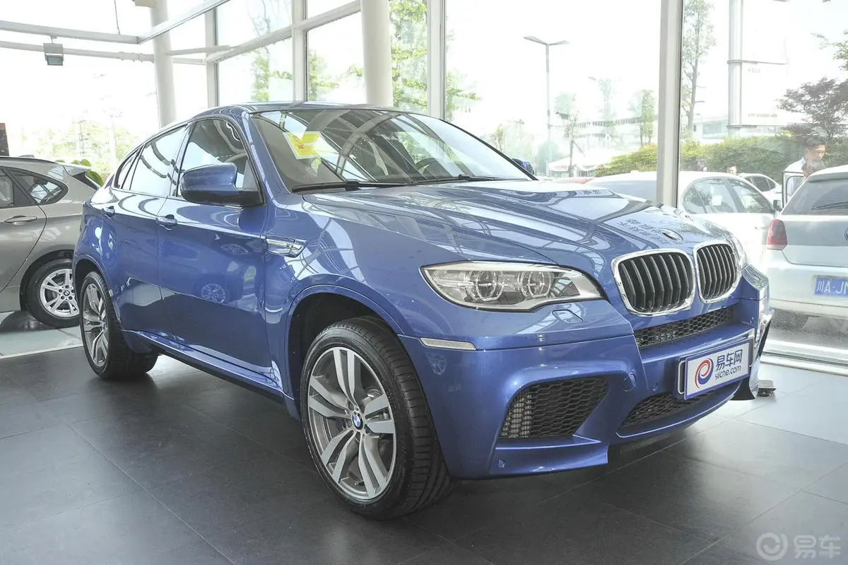 宝马X6 M4.4L V8正后水平