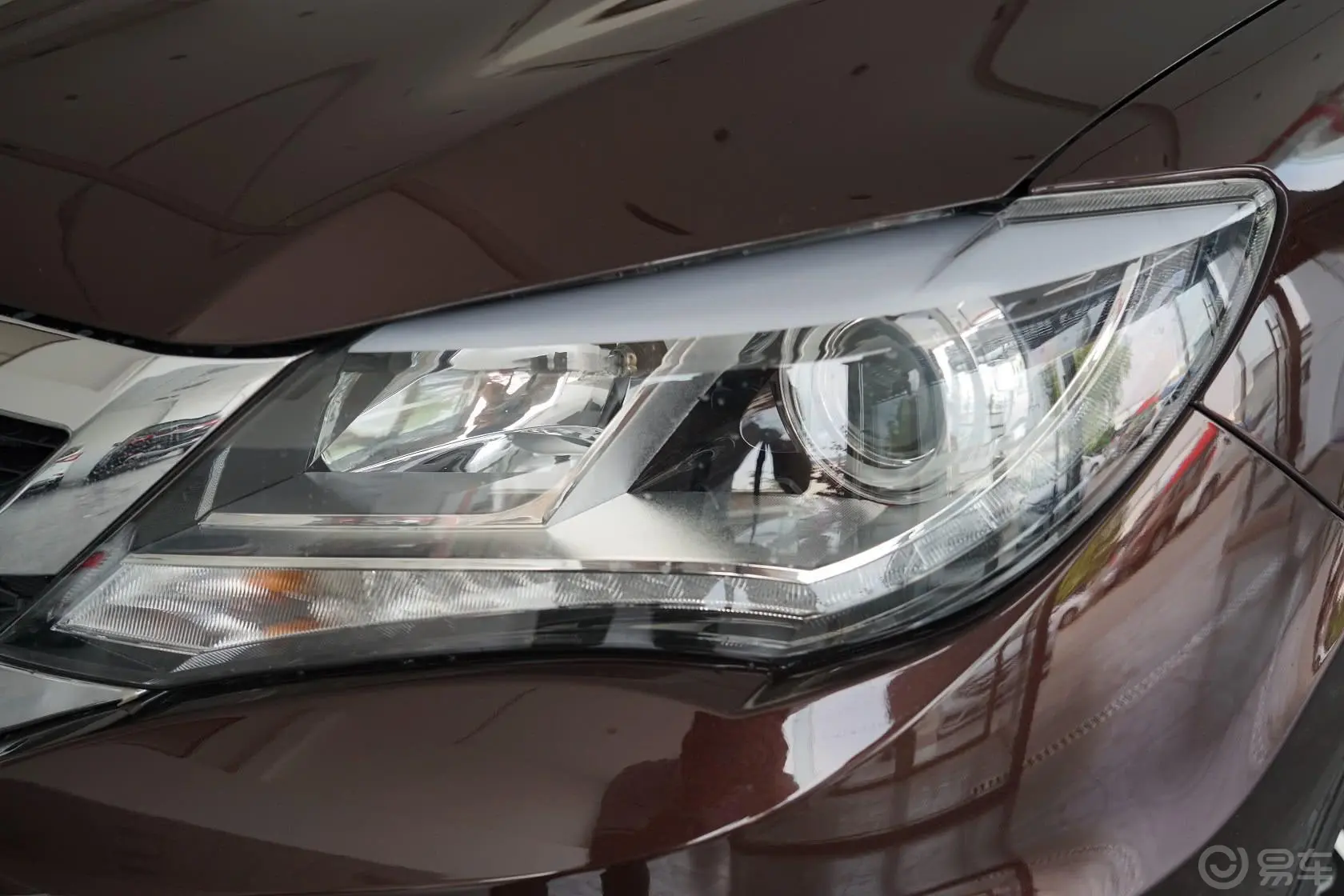 比亚迪S71.5T 手动 尊贵型 7座大灯侧45度俯拍