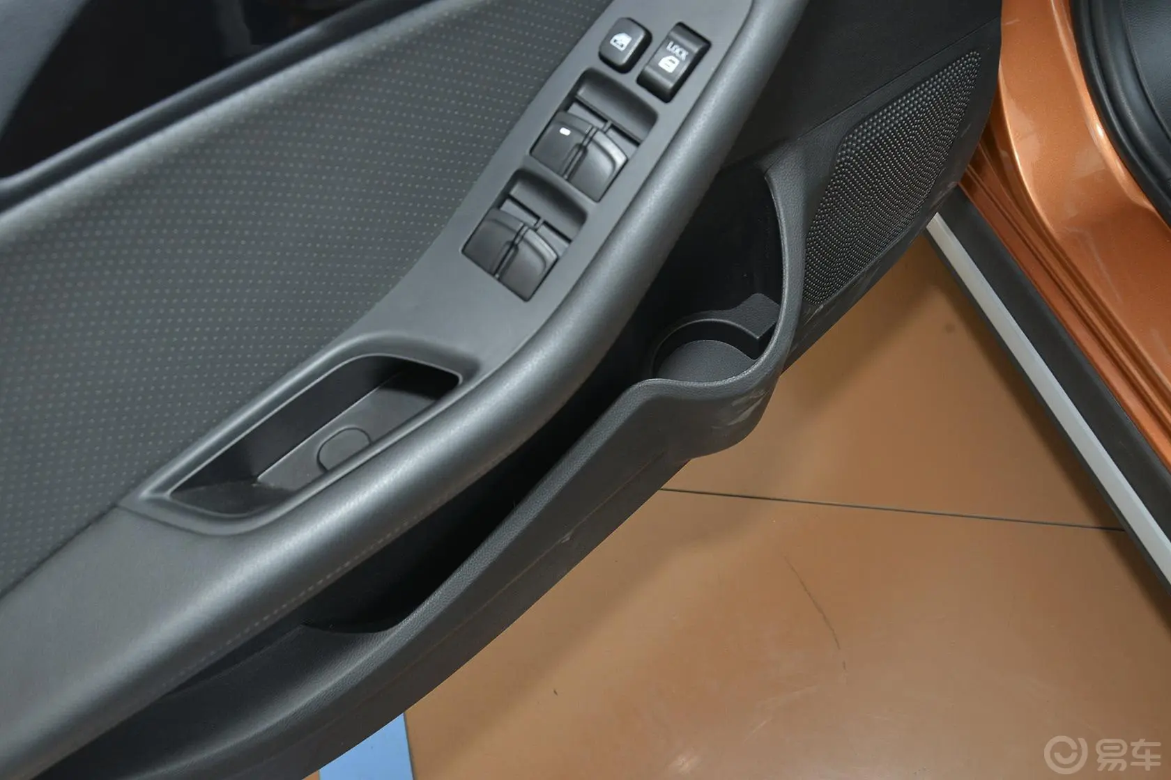 V6菱仕CROSS 1.5L 手动 智尊版驾驶员门储物盒