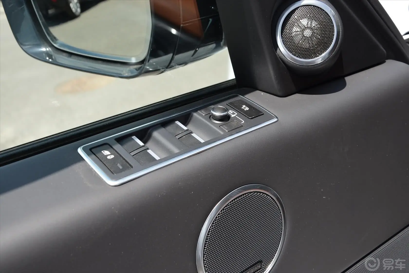 揽胜3.0L V6 SC Vogue SE 创世加长版车窗升降键