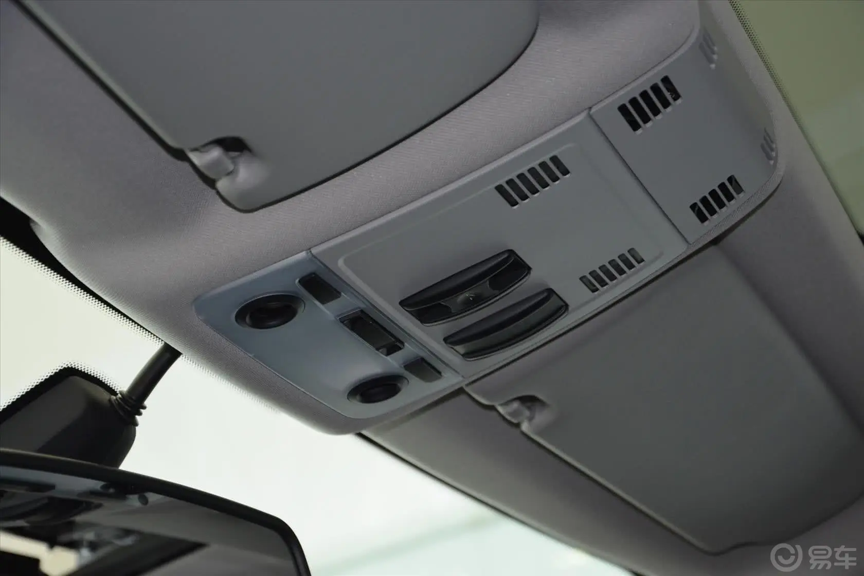 宝马X1xDrive20i 时尚型前排车顶中央控制区