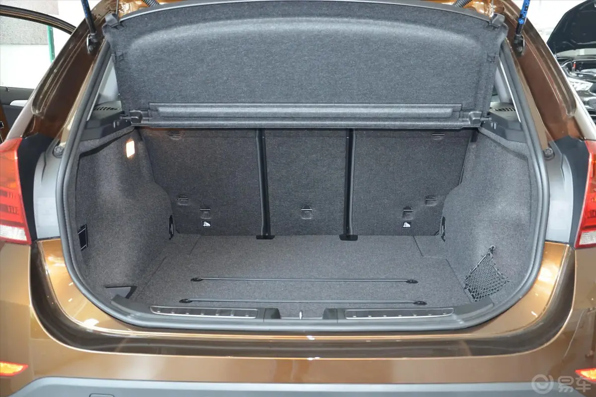 宝马X1xDrive20i 时尚型行李箱空间