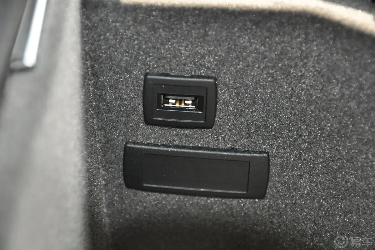奔驰M级ML400 4MATIC 豪华型USB接口