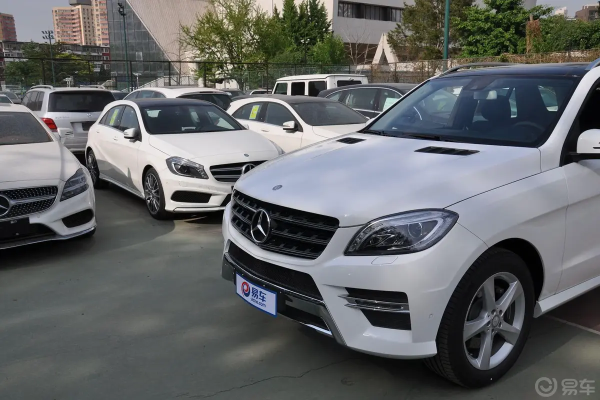 奔驰M级ML400 4MATIC 动感型车头局部