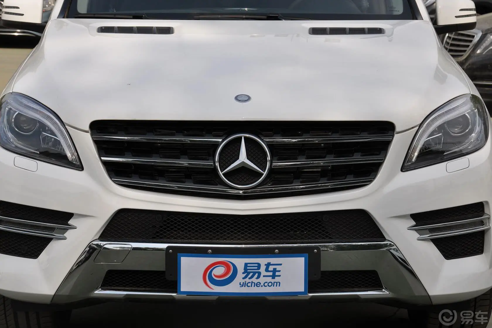 奔驰M级ML400 4MATIC 动感型前格栅侧俯拍