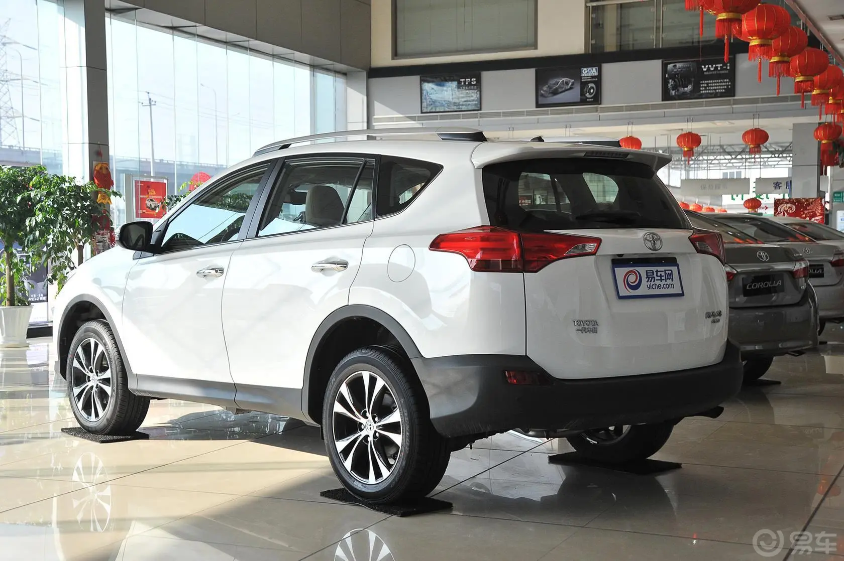 RAV4荣放2.5L 手自一体 豪华版侧后45度车头向左水平