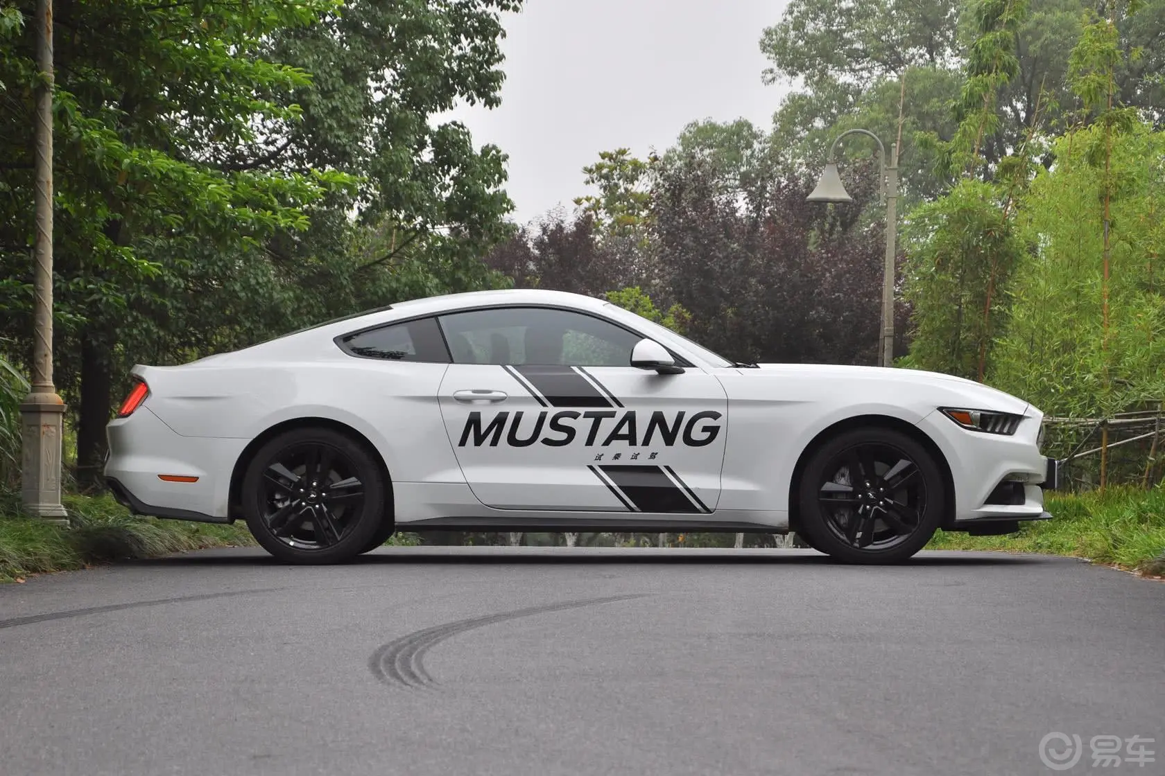 Mustang2.3L 手自一体 50周年纪念版正侧车头向右水平