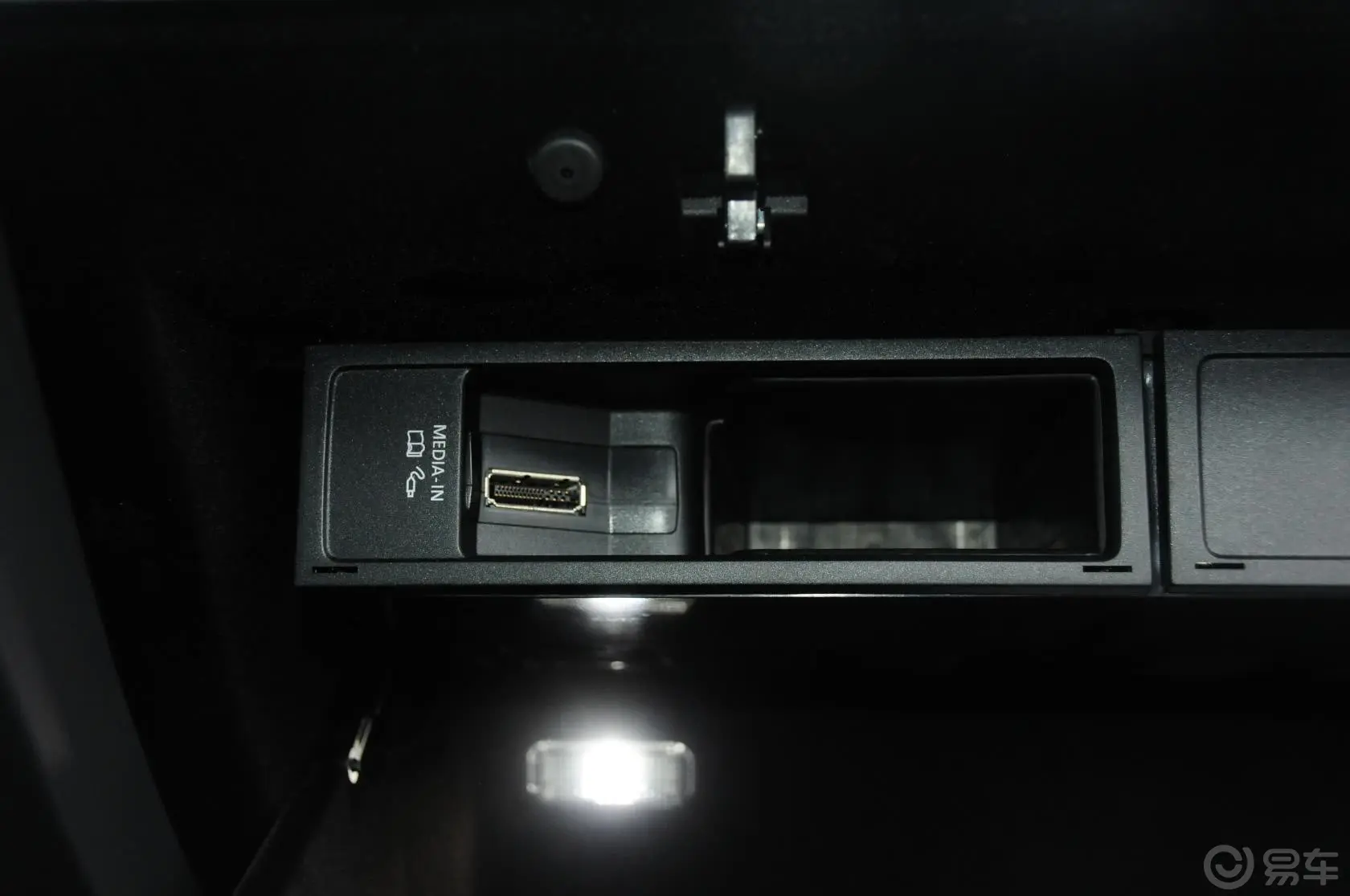 辉腾4.2L 奢享版USB接口