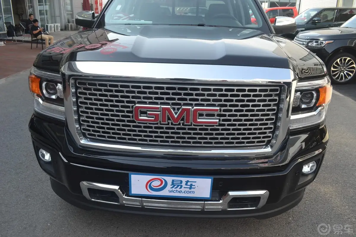 GMC Sierra5.3L 自动 DENALI 1500前格栅侧俯拍