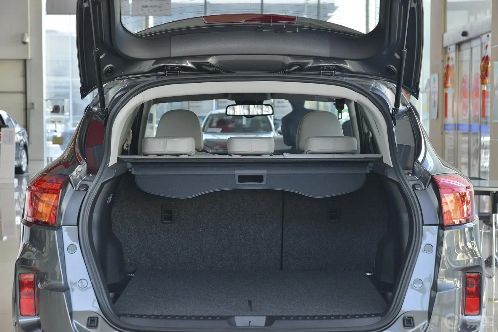 奔腾X801.8T  自动 豪华型行李箱空间