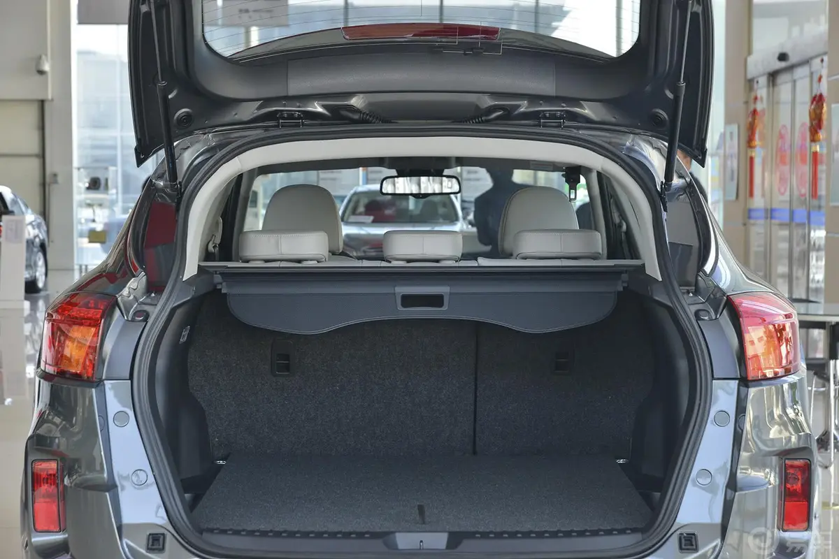 奔腾X801.8T  自动 豪华型行李箱空间