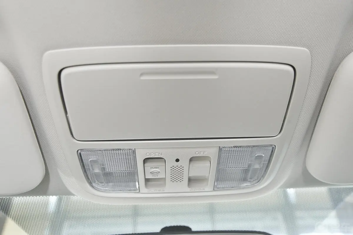 本田CR-V2.4L 四驱 豪华版前排车顶中央控制区
