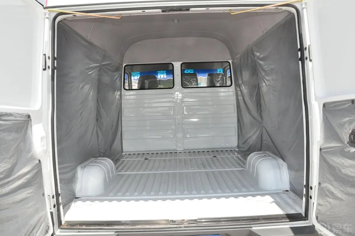 依维柯得意得意V35标准版 3座行李箱空间