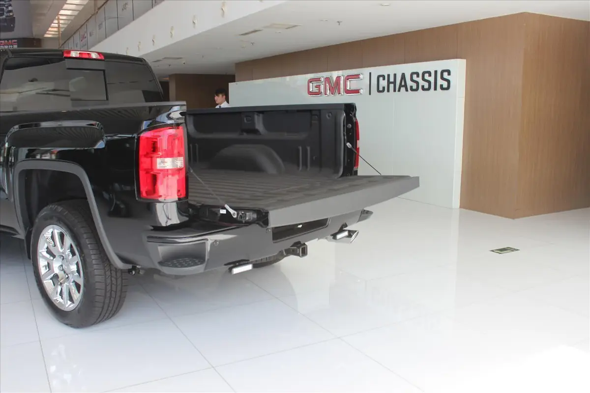 GMC Sierra5.3L 6AT 四驱版行李厢开口范围