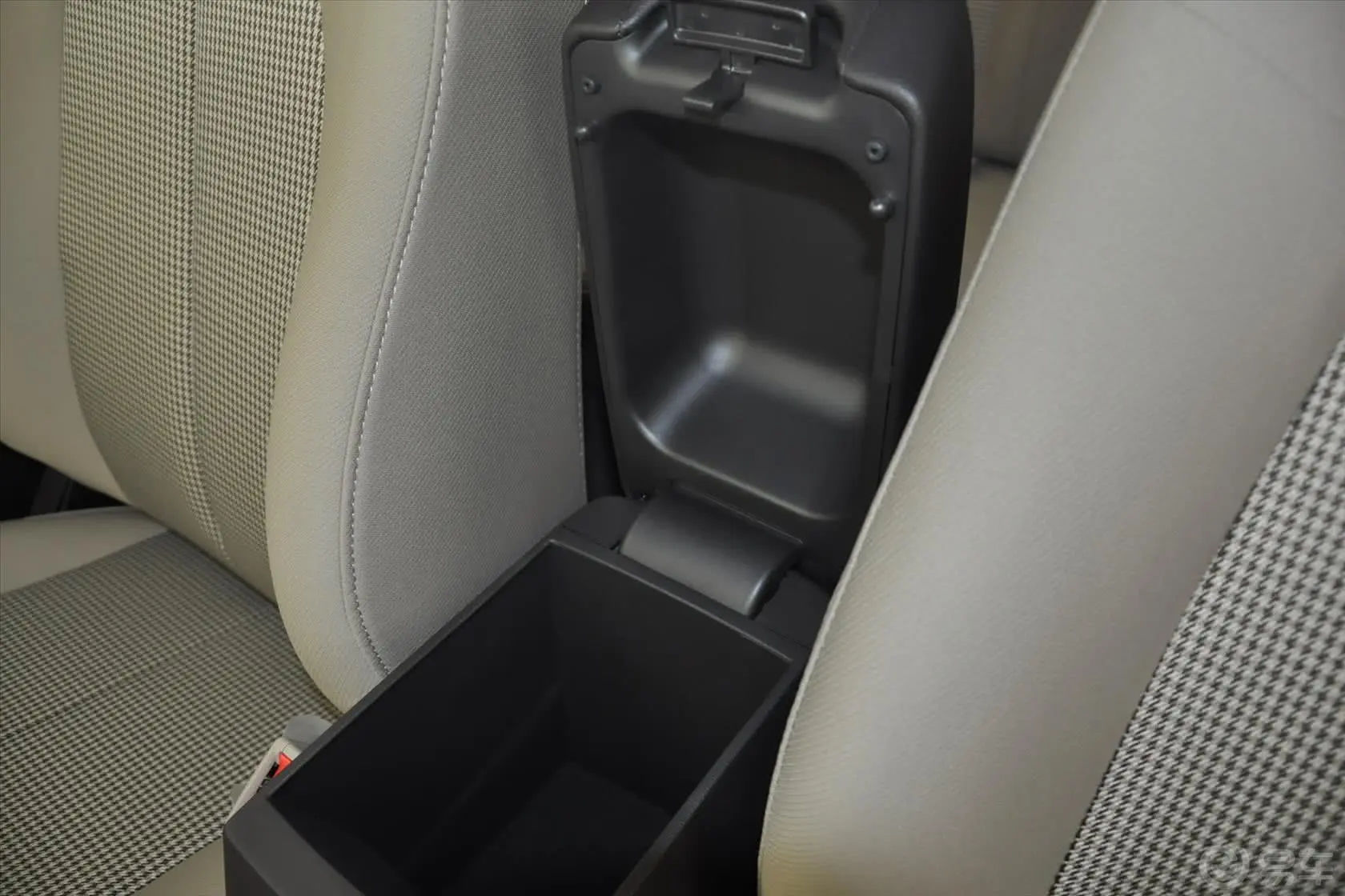 悦动1.6L 自动 舒适型前排中央扶手箱空间
