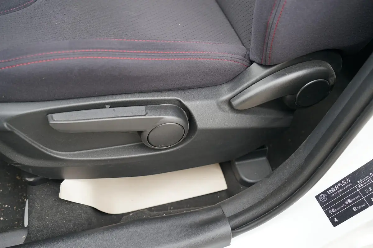 中华V31.5L 自动 舒适型座椅调节键