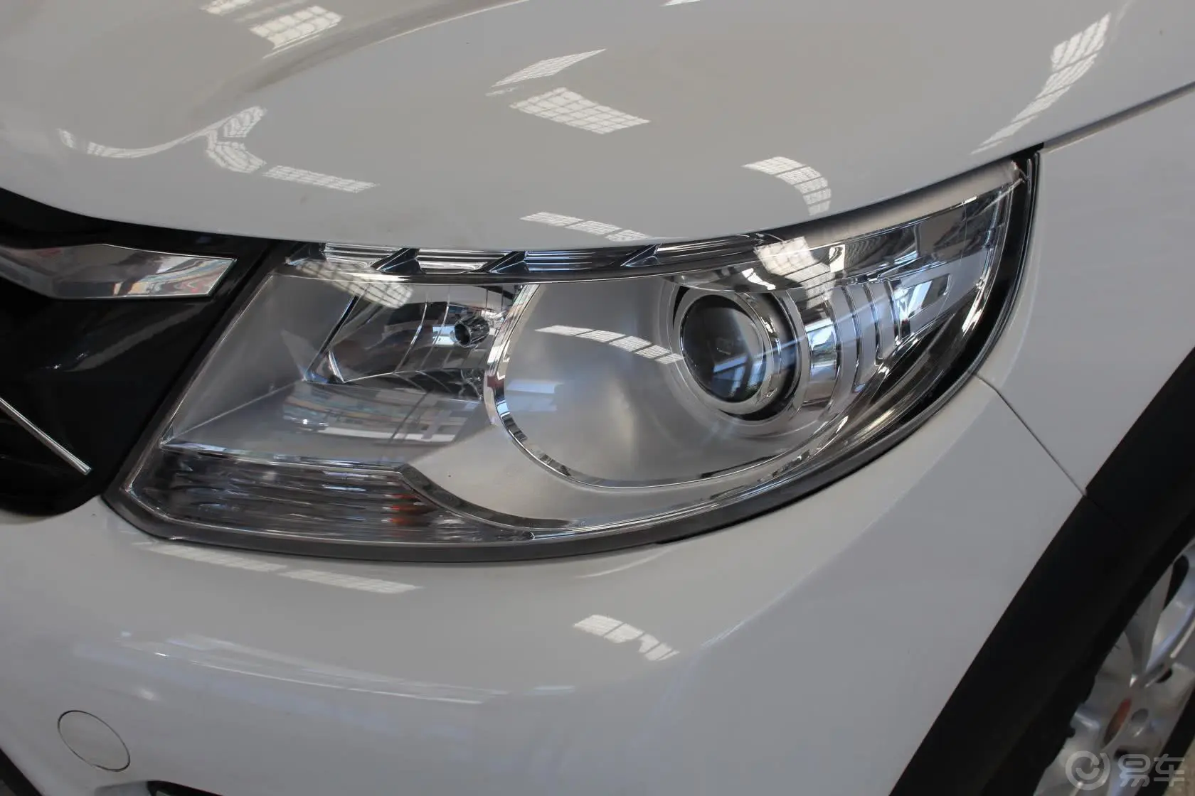 景逸XV1.6L CVT 豪华型大灯侧45度俯拍