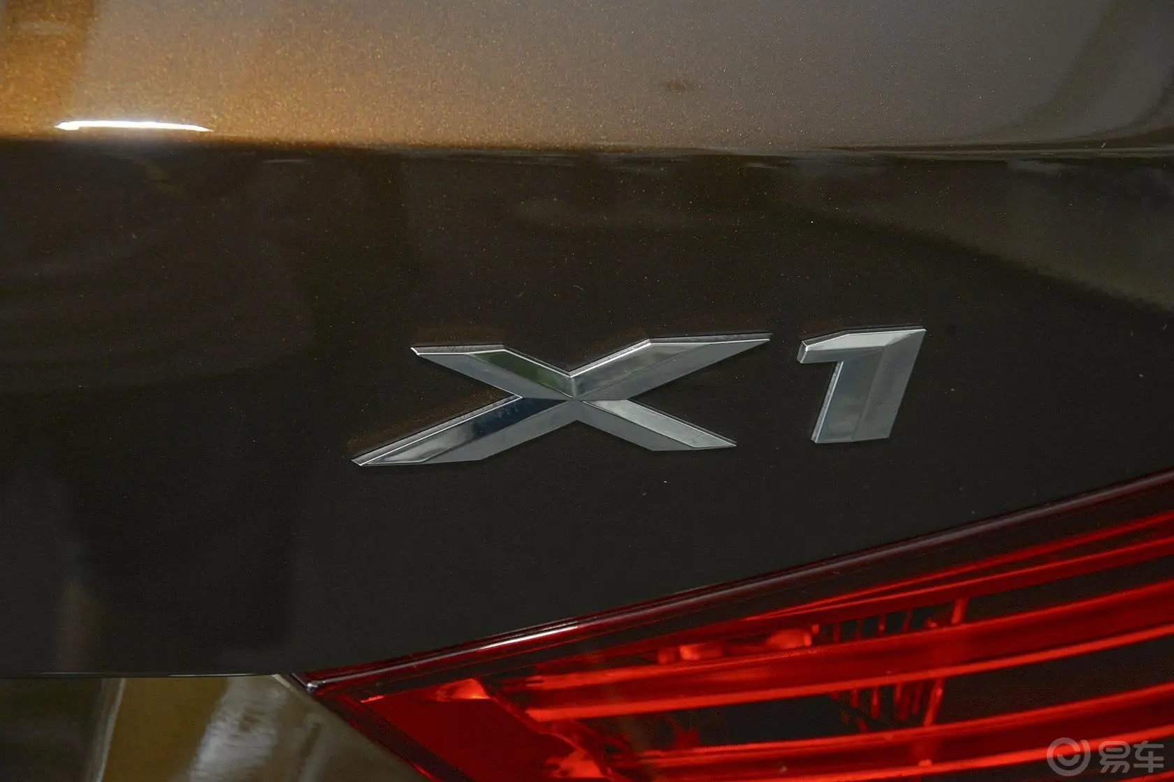 宝马X1sDrive18i 时尚型尾标