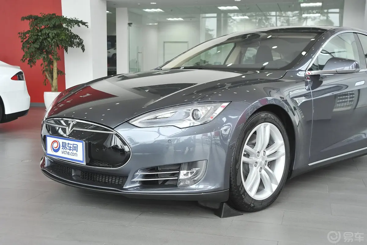 Model S85D车头局部