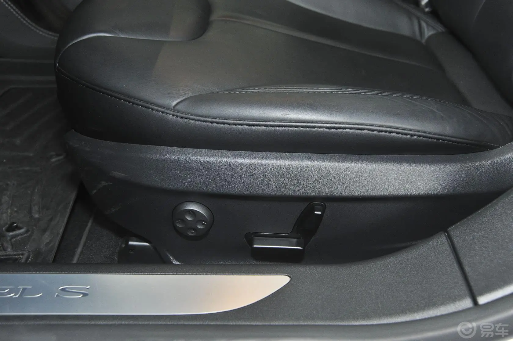 Model S85座椅调节键