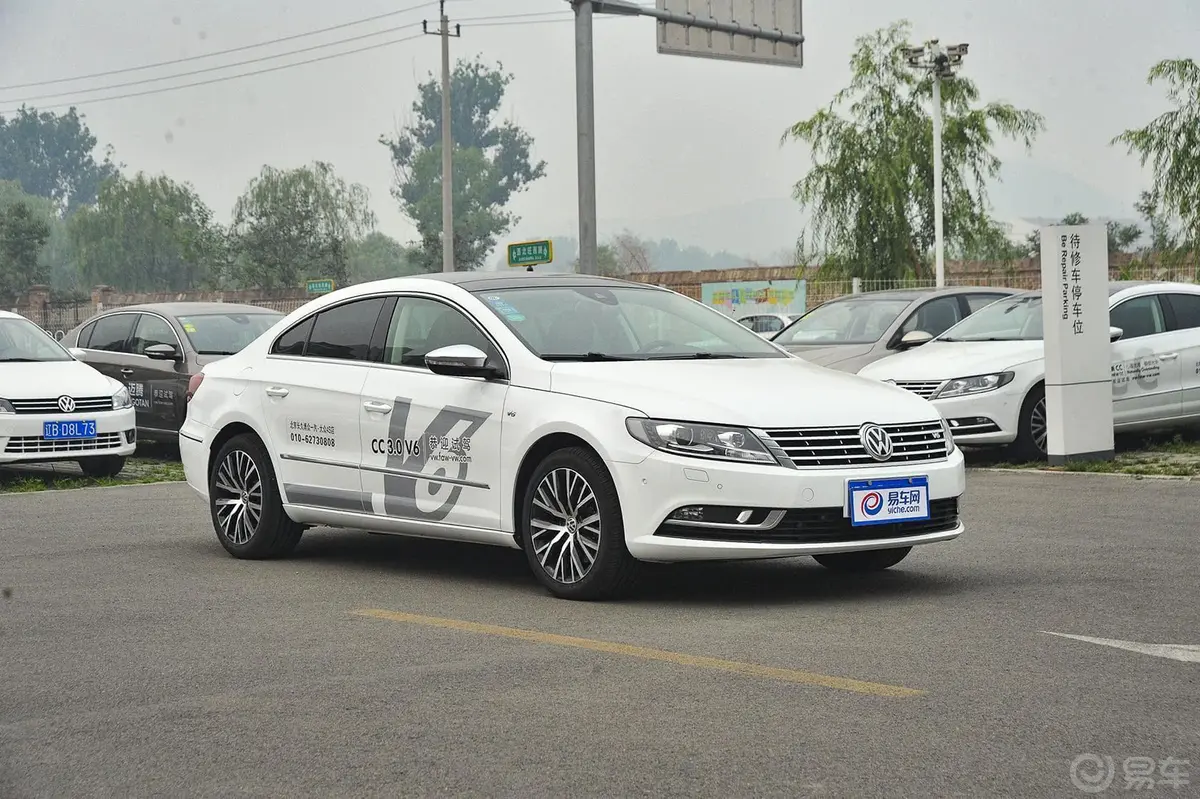 一汽-大众CC3.0L V6 FSI侧前45度车头向右水平