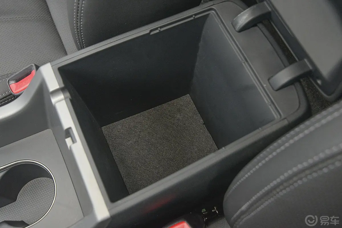 智跑2.0L 自动 两驱 Premium前排中央扶手箱空间