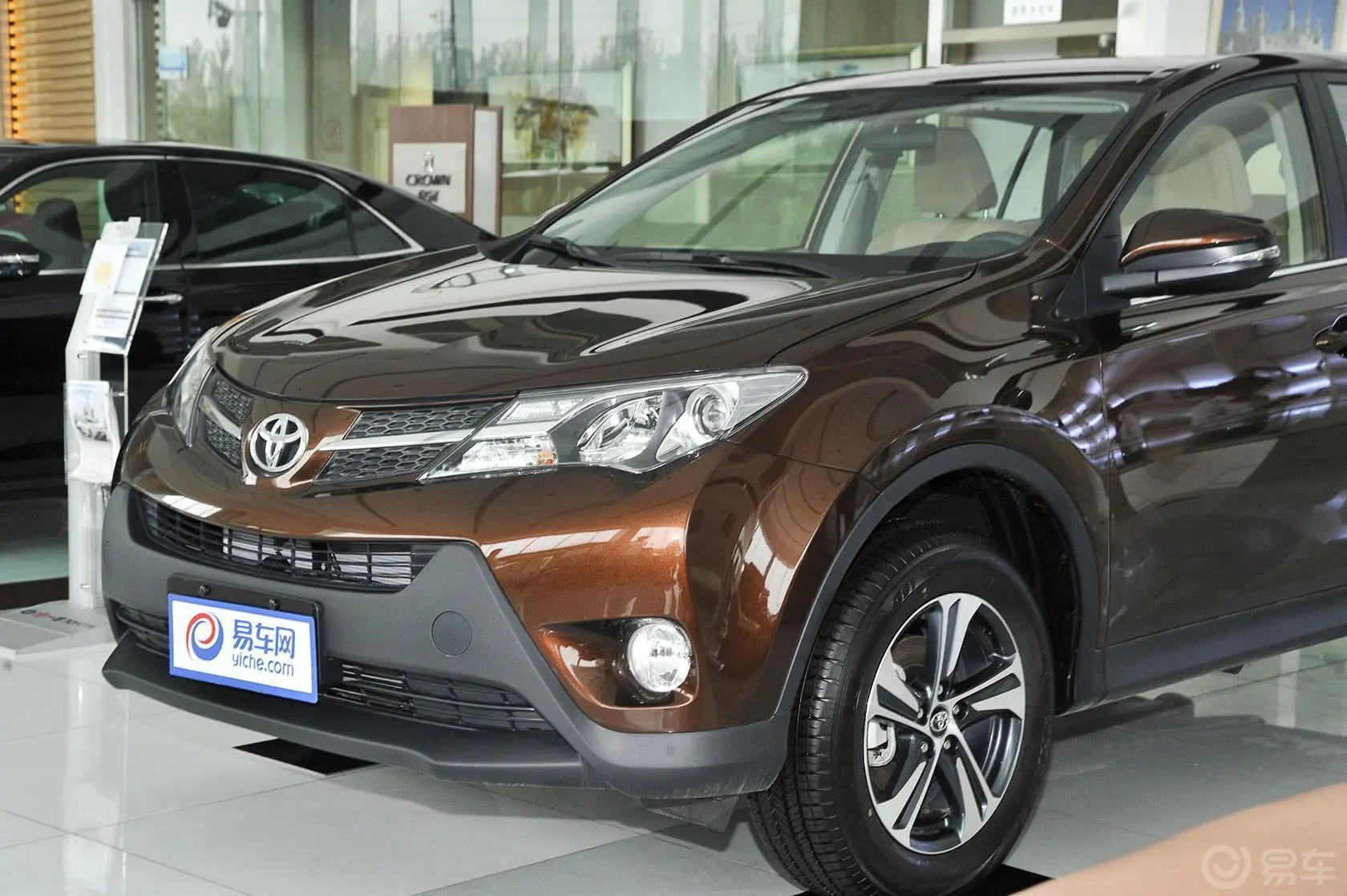 RAV4荣放2.0L 手动 都市版车头局部