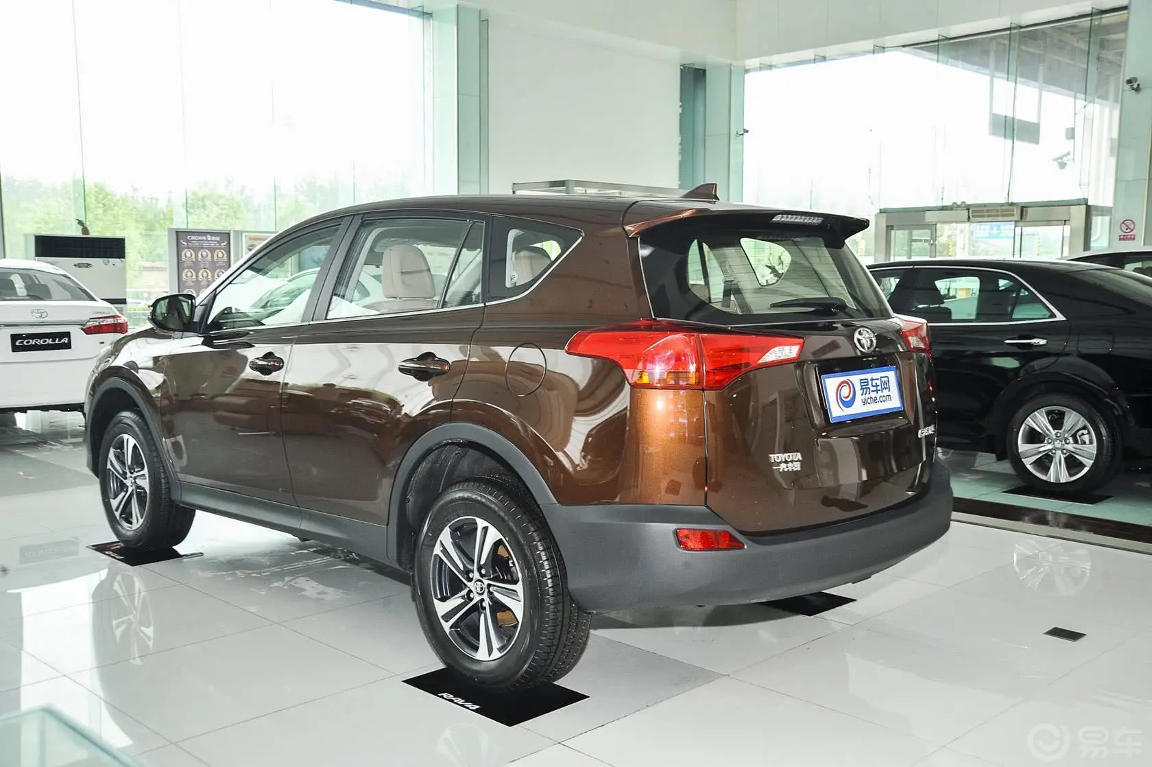 RAV4荣放2.0L 手动 都市版侧后45度车头向左水平