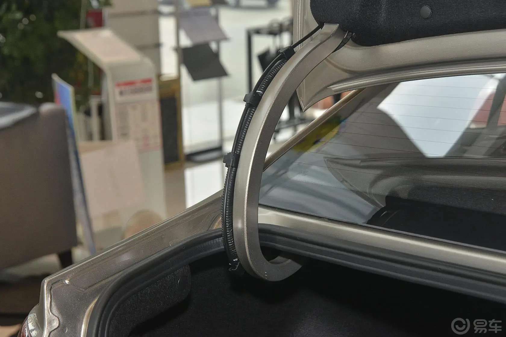 凯绅1.8L 自动 GLS行李厢支撑杆