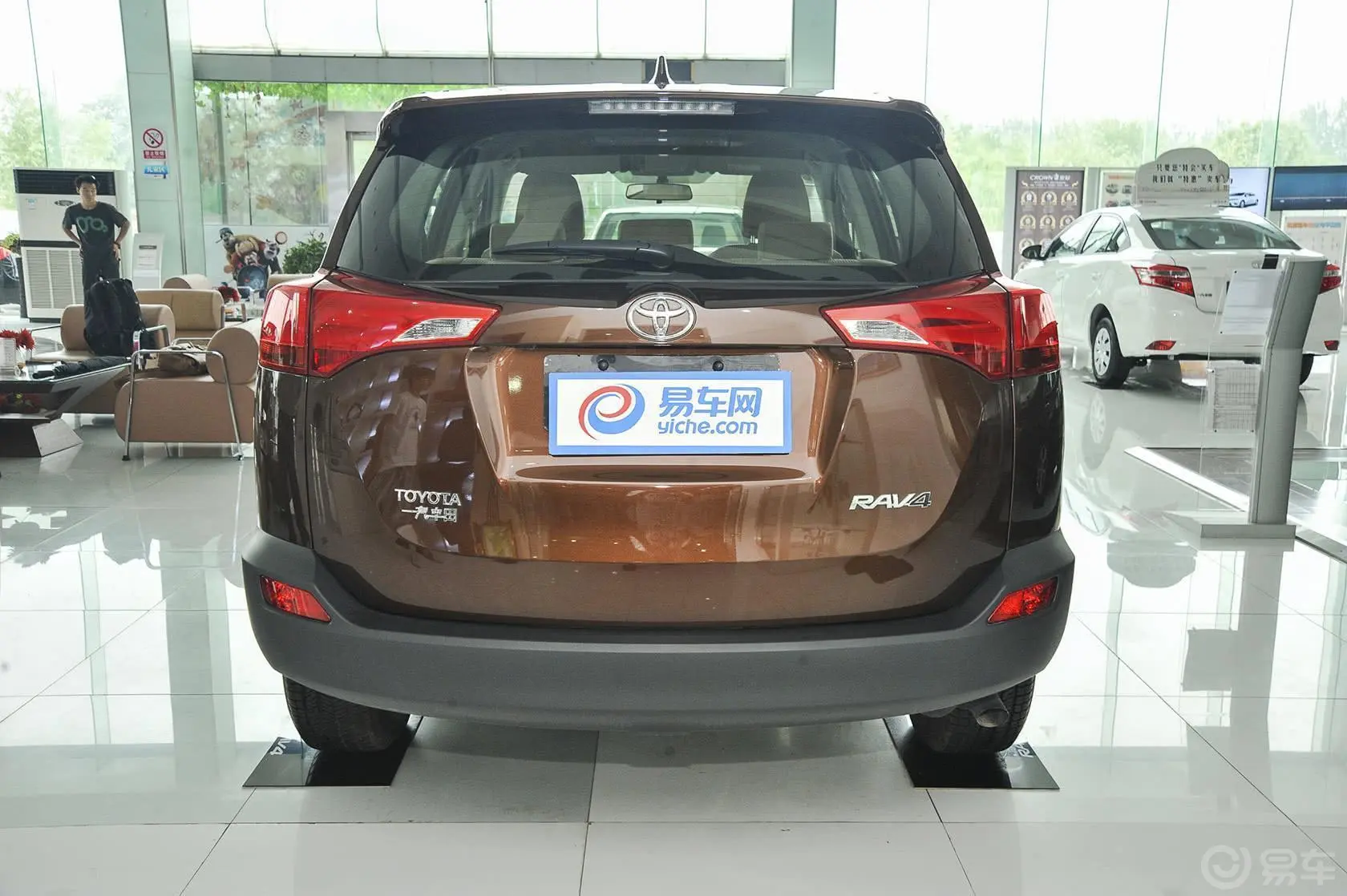 RAV4荣放2.0L 手动 都市版正后水平