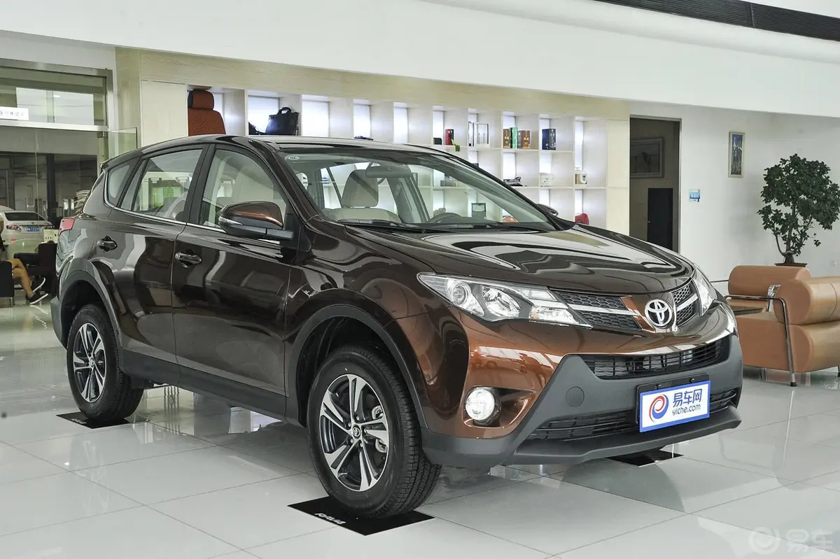 RAV4荣放2.0L 手动 都市版侧前45度车头向右水平