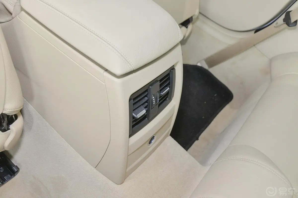 宝马4系双门轿跑车 420i 时尚型后排出风口（中央）