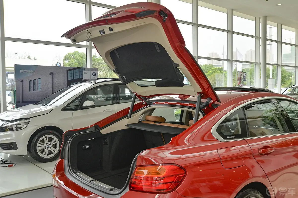 宝马4系四门轿跑车 420i 设计套装型行李厢开口范围