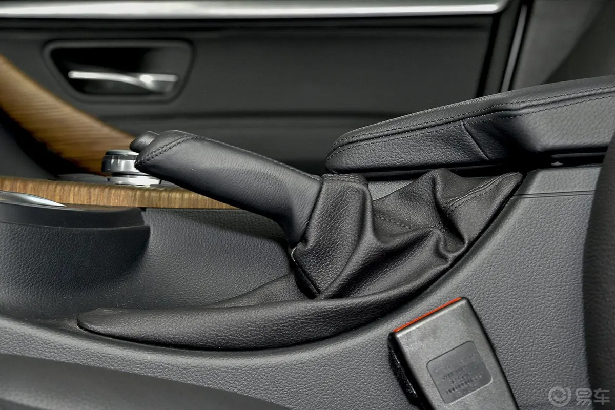 宝马3系GT320i 风尚设计套装驻车制动（手刹，电子，脚刹）